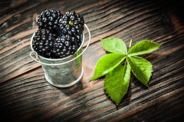 Dewberries vintage ahşap tahta kova içinde