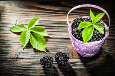 Dewberries sepeti vintage ahşap zemin üzerine yığını