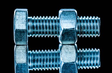 İnşaat somun screwbolt siyah arka plan üzerinde dişli