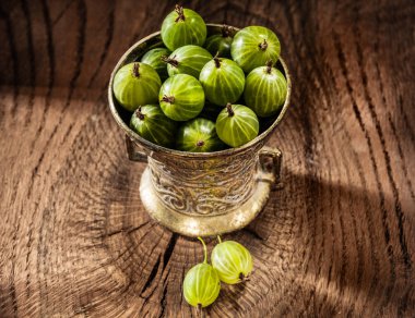 Antika ahşap zemin üzerine metal kapta sulu Bektaşi