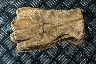 Deri Emanet eldiven oluklu sac üzerinde