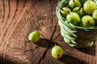 Sepette vintage ahşap tahta üzerinde olgunlaşmış Bektaşi