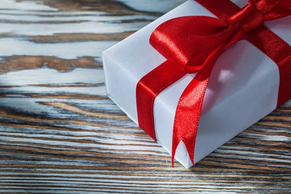 Caja regalo envuelta en rojo sobre fondo de madera —  Fotos de Stock