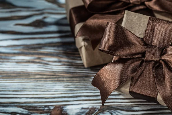 Conjunto de cajas regalo marrones sobre fondo de madera —  Fotos de Stock