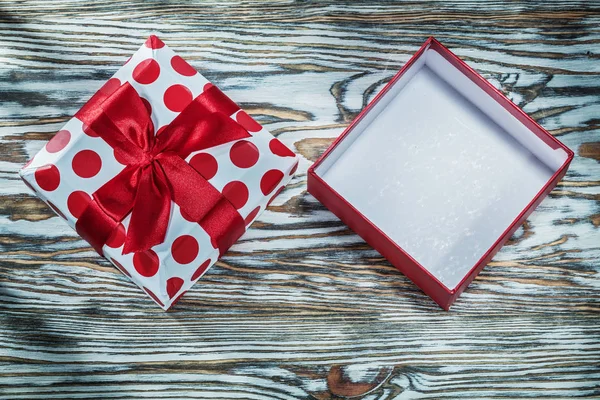 Scatola regalo vuota rossa su tavola di legno vintage — Foto Stock