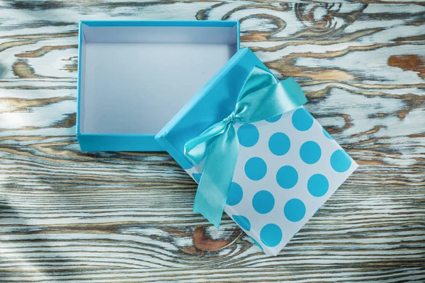 Caja regalo envuelta azul sobre tabla de madera vintage — Foto de Stock