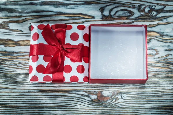 Scatola regalo rossa aperta su tavola di legno vintage — Foto Stock