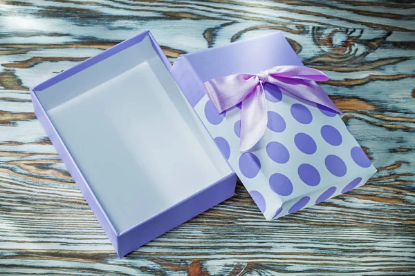 紫色包装礼品盒在老式木板板上 — 图库照片