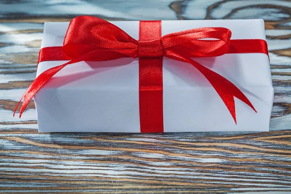 Şerit ahşap arka plan üzerinde kırmızı hediye kutusu — Stok fotoğraf