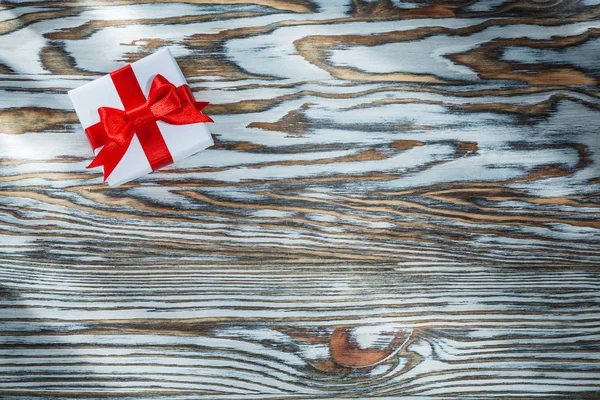 Caixa de presente de Natal vermelho no fundo de madeira — Fotografia de Stock