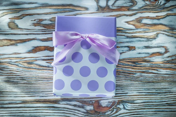 Фіолетова подарункова коробка на старовинній дерев'яній дошці — стокове фото