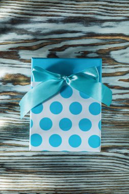 Antika ahşap tahta üzerinde mavi hediye kutusu.