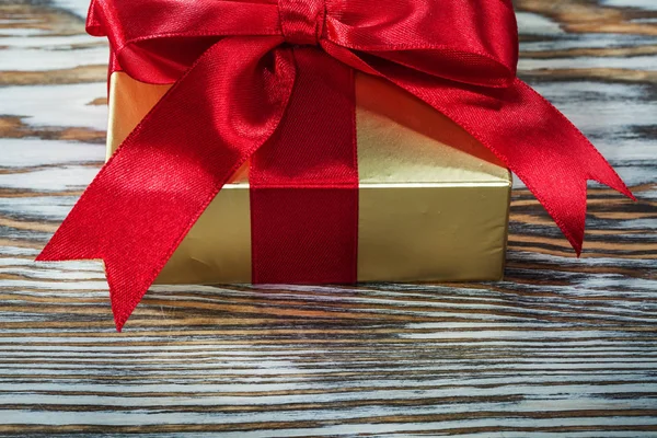 Золотая Коробка Подарков Деревянной Доске — стоковое фото