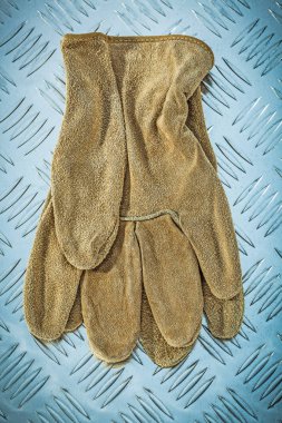 Deri yivli metal doku koruyucu eldiven.