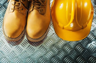 Koruyucu çizmeler baret yivli sac üzerinde.