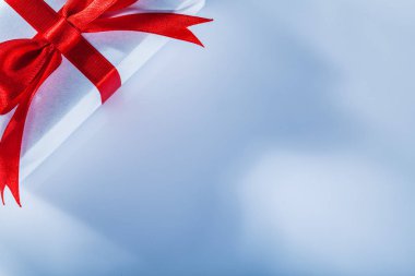 İle bağlı kurdele beyaz zemin üzerine kırmızı hediye kutusu.