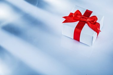 Bağlı yay beyaz zemin üzerine kırmızı mevcut kutu.