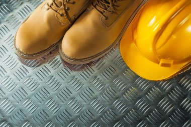 Kask oluklu sac üzerinde bina güvenlik botları.