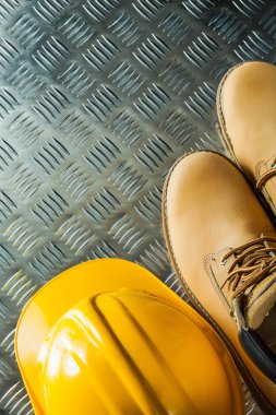 Su geçirmez çizme kask oluklu sac üzerinde bina.