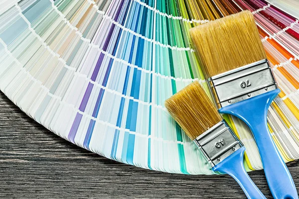Pinceles Paleta Colores Sobre Tabla Madera —  Fotos de Stock