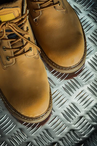 フルーティングを施された金属板にブーツ革保護のペア — ストック写真