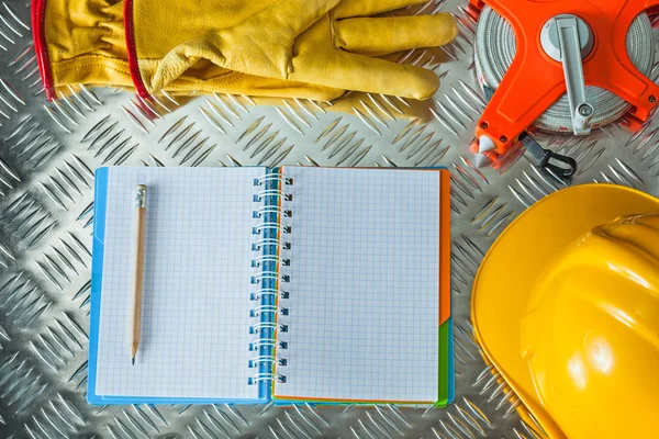 Handskar Bygga Hjälm Måttband Notebook Penna Korrugerad Plåt — Stockfoto