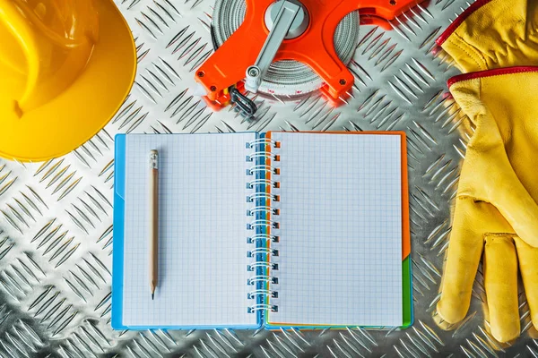 Schutzhandschuhe Maßband Notizbuch Bleistift Auf Wellblech — Stockfoto