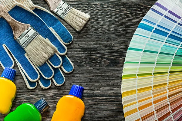 Schutzhandschuhe Farbpinsel Flaschen Pantone Ventilator Auf Holzbrett — Stockfoto