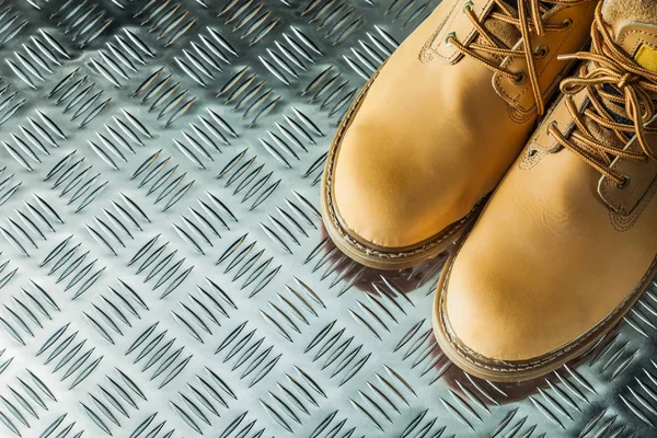 波纹金属板上的防水安全靴 — 图库照片