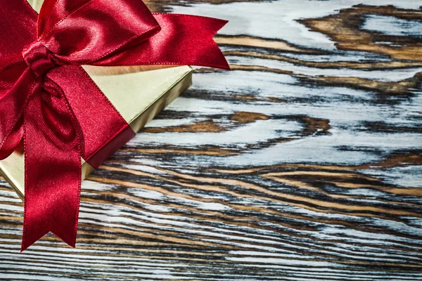 Verpackte Goldene Geschenkschachtel Auf Holzbrett — Stockfoto