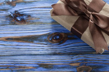 Antika ahşap tahta üzerinde kaydırılan kahverengi hediye kutusu.