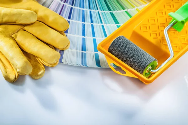 Farbroller Schutzhandschuhe Pantone Fan Auf Weißem Hintergrund — Stockfoto