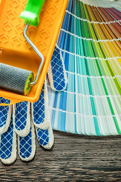 Farbroller Schutzhandschuhe Farbpalette Auf Holzplatte — Stockfoto