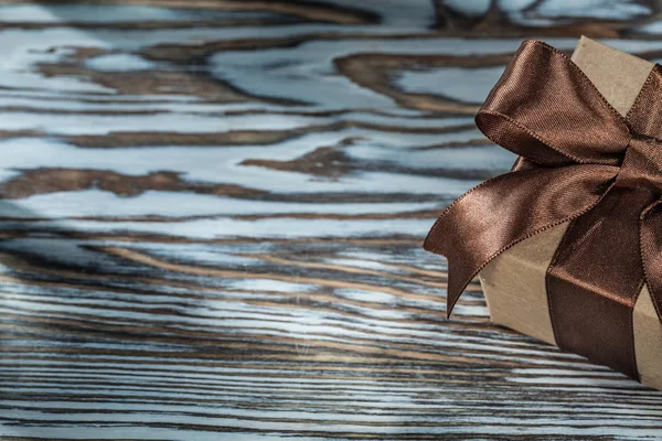 Bruin Aanwezig Doos Met Gebonden Lint Houten Achtergrond — Stockfoto