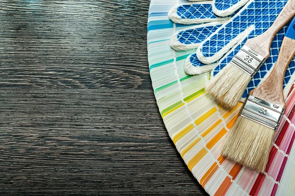 Schutzhandschuhe Pinsel Farbpalette Auf Holzbrett — Stockfoto