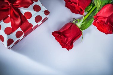 Kutu kırmızı gül beyaz arka plan üzerinde mevcut.