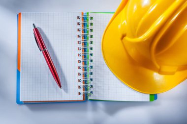 Emanet baret Not defteri kalemi beyaz arka plan üzerinde kontrol.