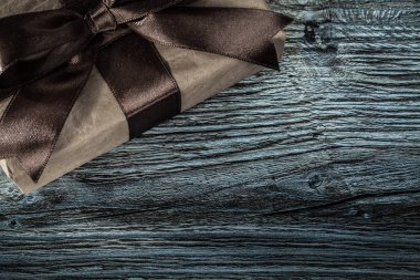 Ahşap tahta üzerinde kaydırılan kahverengi mevcut kutusu.