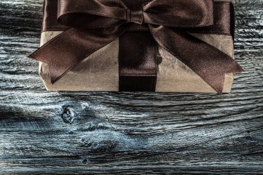Ahşap tahta üzerinde kahverengi hediye kutusu.