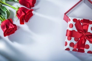 Hediye kutusu demet gül beyaz arka plan üzerinde.