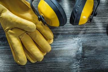 Ahşap tahta üzerinde etkilidirler koruyucu eldiven.