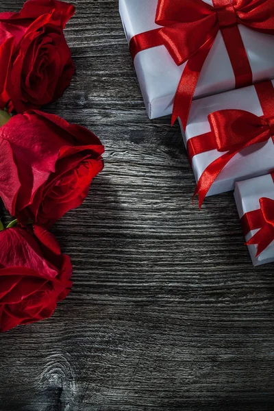Біла Подарункова Коробка Червоних Троянд Дерев Яній Дошці — стокове фото