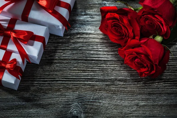 Conjunto Caixas Presente Branco Cacho Rosas Vermelhas Tábua Madeira — Fotografia de Stock