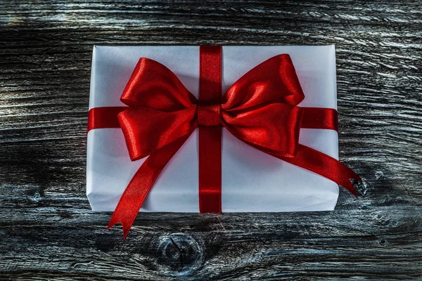 Λευκό Δώρο Κουτί Κόκκινη Κορδέλα Ξύλινη Σανίδα — Φωτογραφία Αρχείου