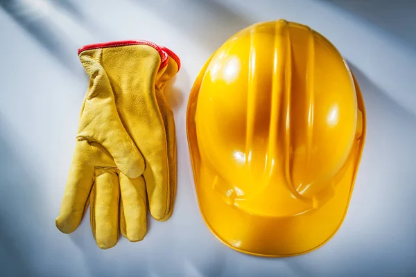 Luvas Segurança Capacete Edifício Fundo Branco — Fotografia de Stock