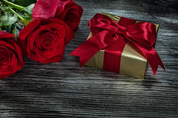 Χρυσή Παρόν Πλαίσιο Κόκκινα Τριαντάφυλλα Ξύλινη Σανίδα — Φωτογραφία Αρχείου