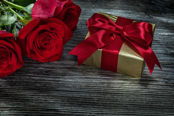 Scatola Regalo Oro Rose Rosse Tavola Legno — Foto Stock