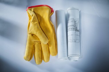 Beyaz arka plan üzerinde planları koruyucu eldivenler.