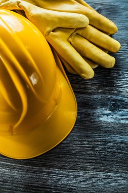 Kask ahşap tahta üzerinde bina koruyucu eldivenler.