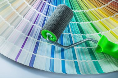 Beyaz arka plan üzerinde boya silindiri renk örnekleyici.